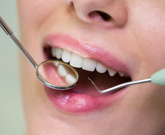 Skąd biorą się opuchnięte dziąsła? Dentystka rozwiewa wątpliwości