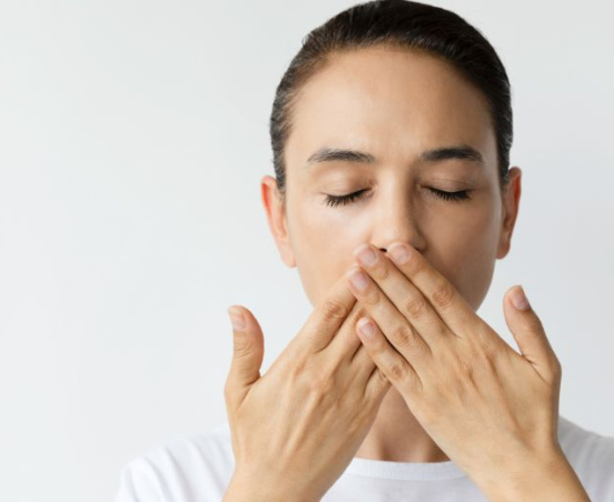 Metaliczny posmak w ustach – co oznacza?