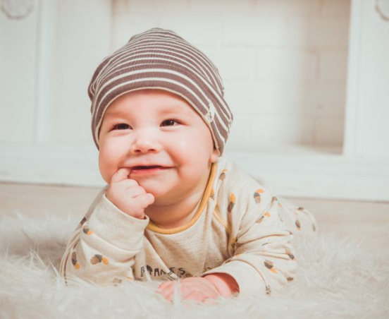 Białe dziąsła u niemowlaka – co oznaczają?